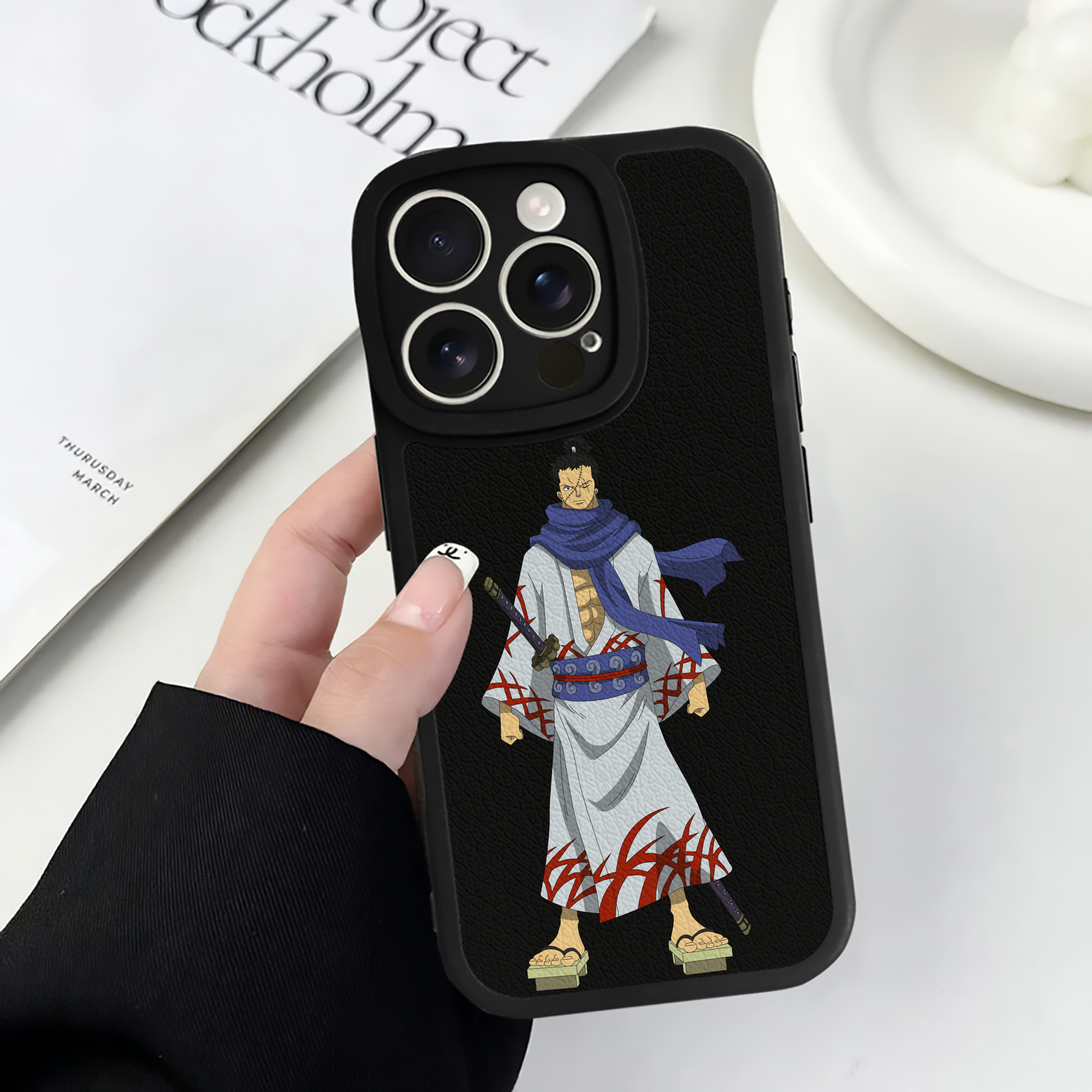（画像用） ワンピース ロロノア・ゾロ ONE PIECE Roronoa Zoro 【iPhone 16シリーズ対応】シリコンスマホケース（レザー調） 材質：シリコン